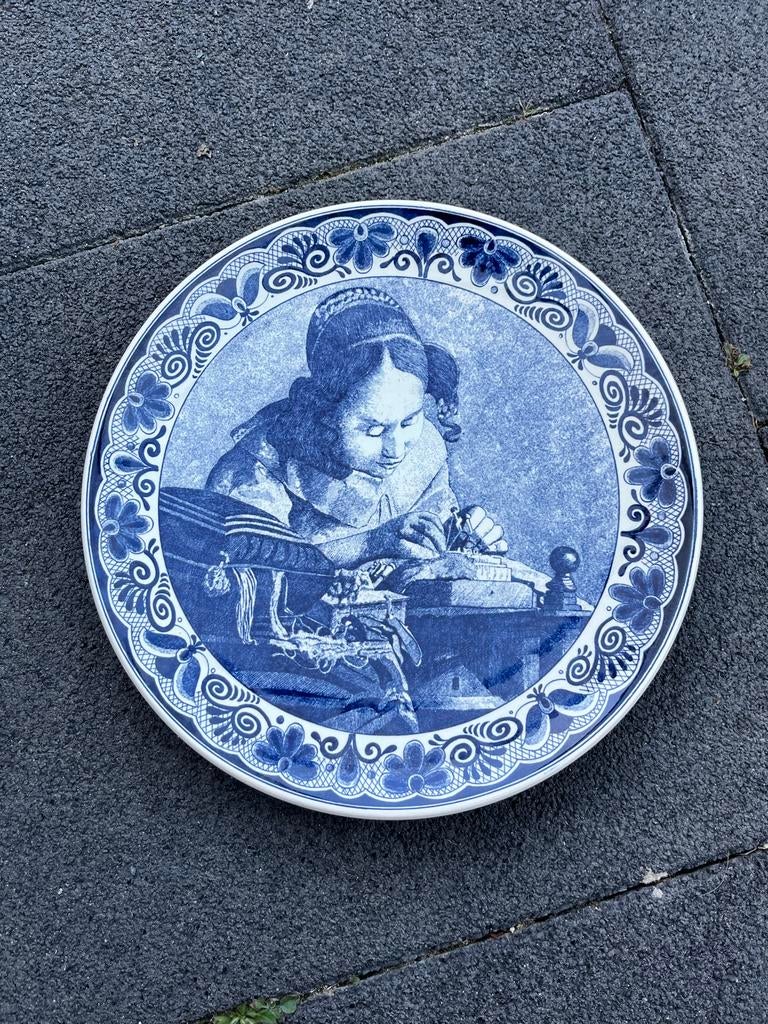 Delfts Holland Bord - De Kantwerkster, Antiek en Kunst, Antiek | Wandborden en Tegels, Ophalen of Verzenden
