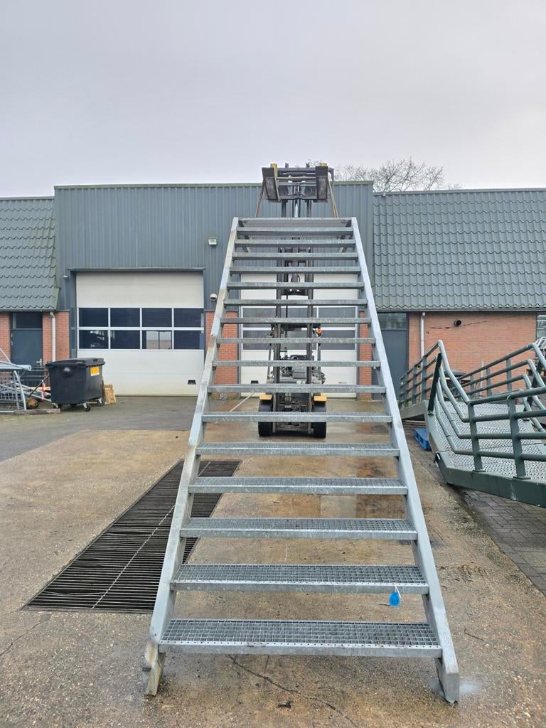 Stalen trap met bordes gegalv. Hoog 3,25 mtr. Nob197, Ophalen, Zo goed als nieuw, 2 tot 4 meter