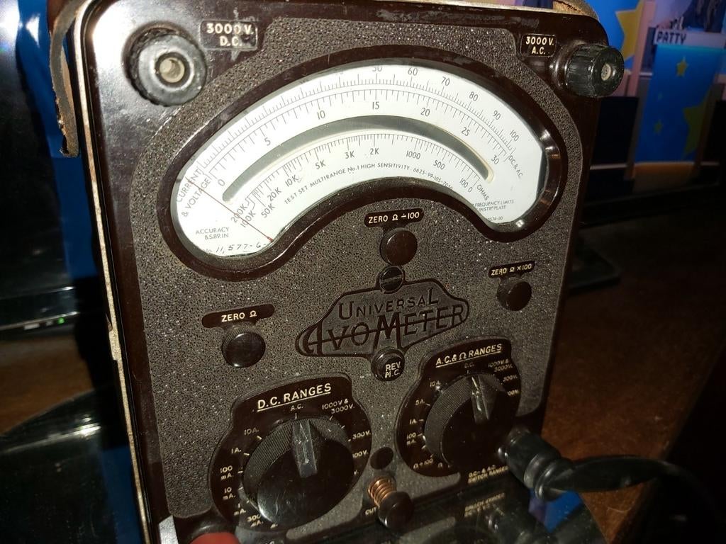 Voltmeter: Universal Avometer  multimeter met + en - kabels, Antiek en Kunst, Antiek | Gereedschap en Instrumenten, Ophalen of Verzenden