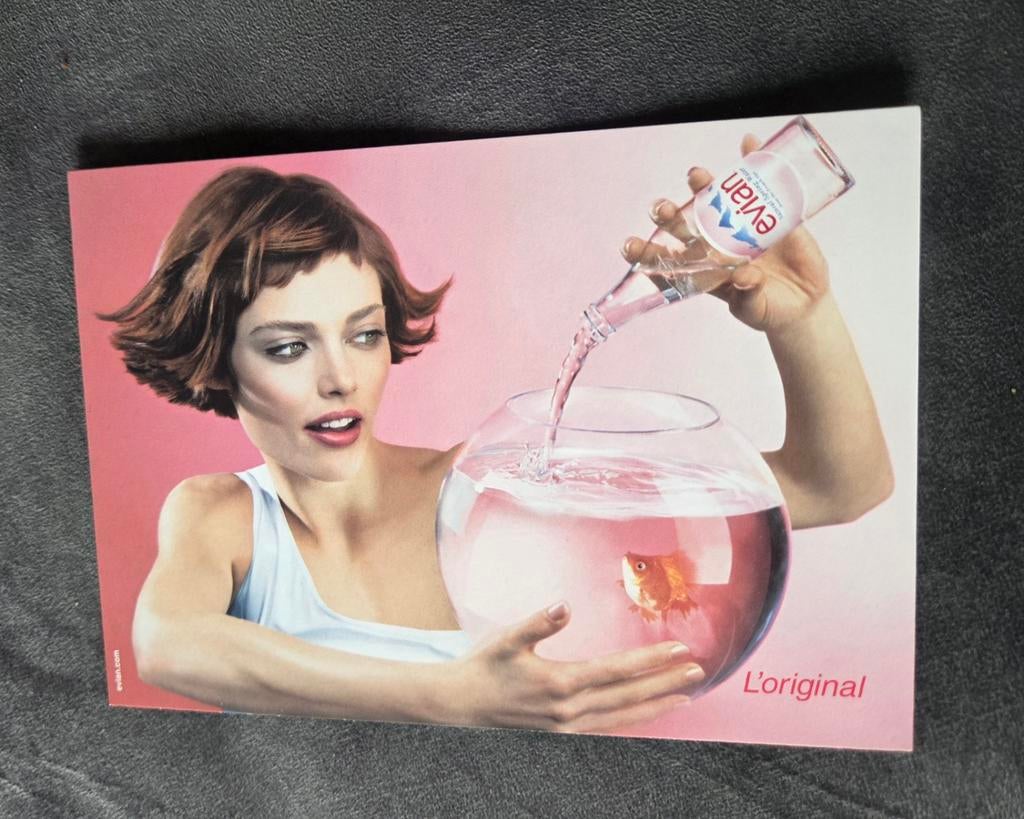 Knappe vrouw schenkt Evian bruiswater in vissenkom, Verzenden, 1980 tot heden, Ongelopen, Overige thema's