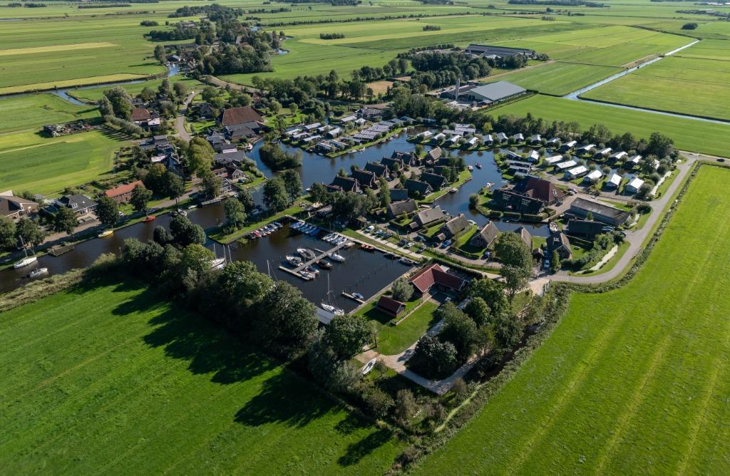 Ligplaats voor sloep nabij Terherne – vanaf €795,- p/j, Watersport en Boten, Ligplaatsen, Herfst, Buiten