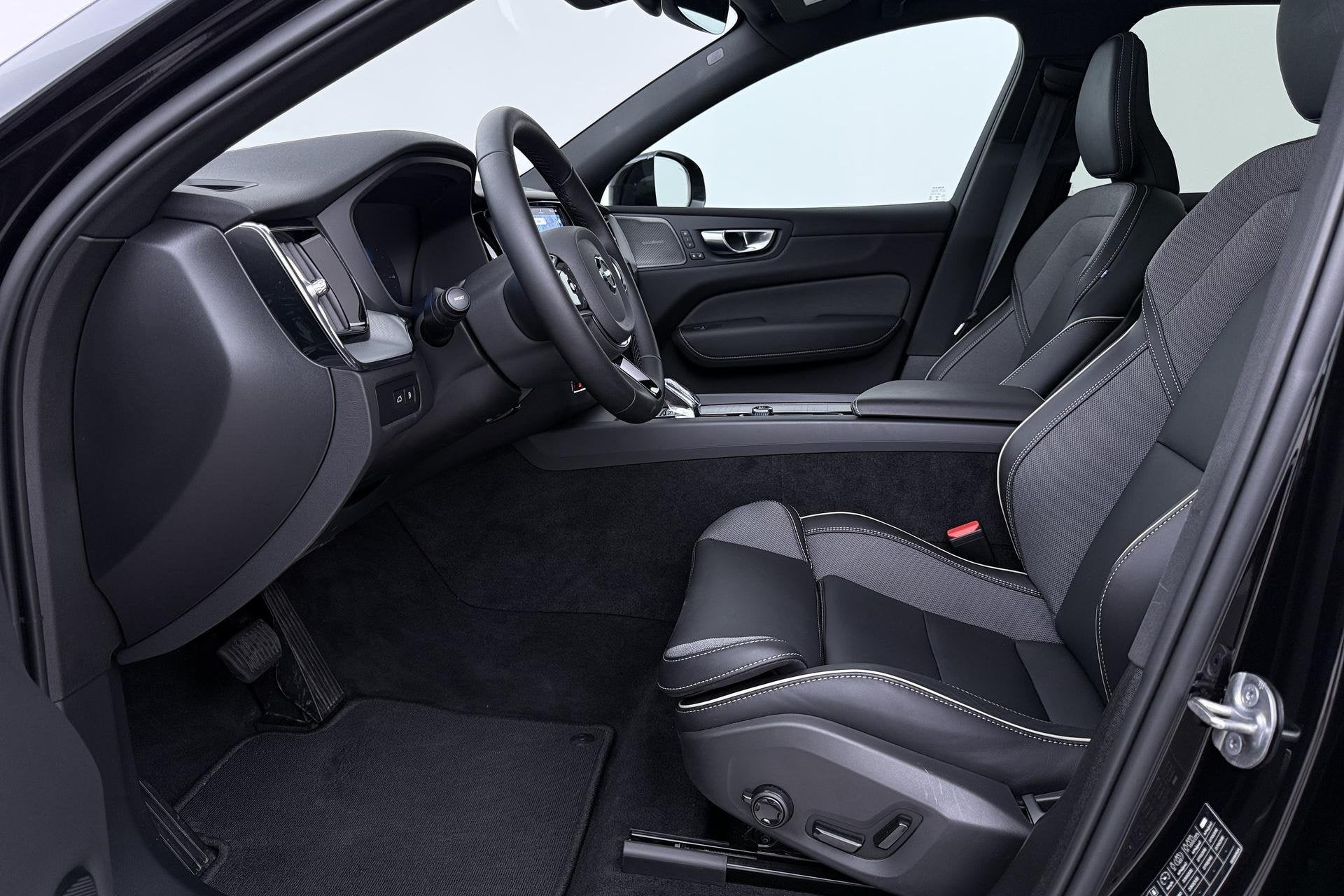 Volvo XC60 T6 Plug-in hybrid Plus Black Edition | ACC | Pano, Auto's, Volvo, Automaat, Stof, Gebruikt, 4 cilinders