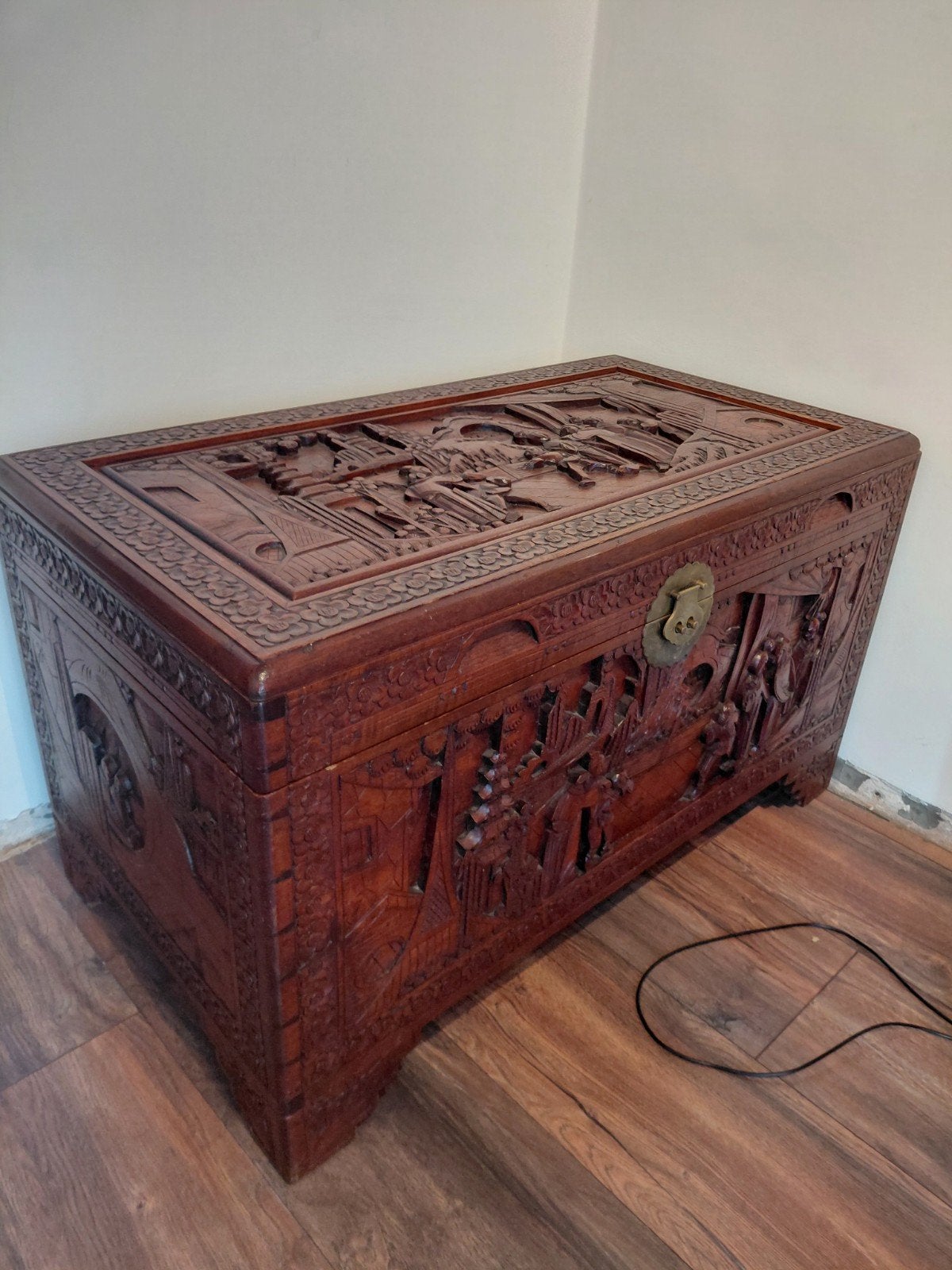 Indonesische dekenkist/kamferkist met houtsnijwerk, Ophalen