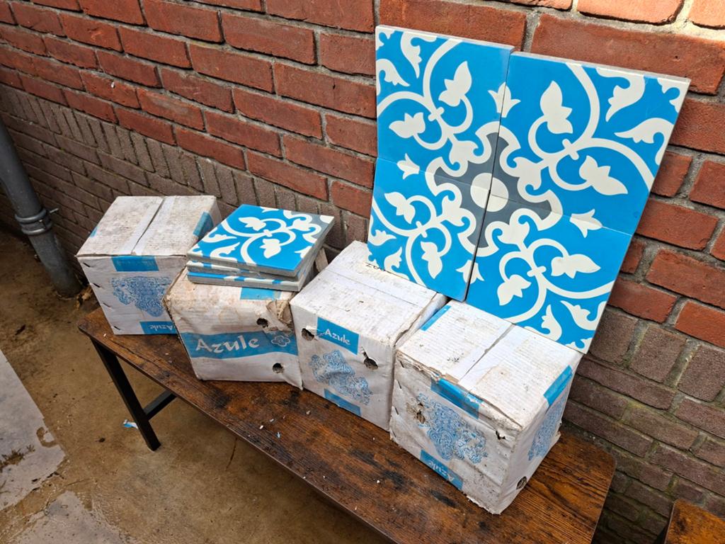 4 dozen Portugese tegels a 12 stuks. Plus nog 7 losse tegels, Doe-het-zelf en Verbouw, Tegels, Ophalen, Nieuw, Minder dan 5 m²