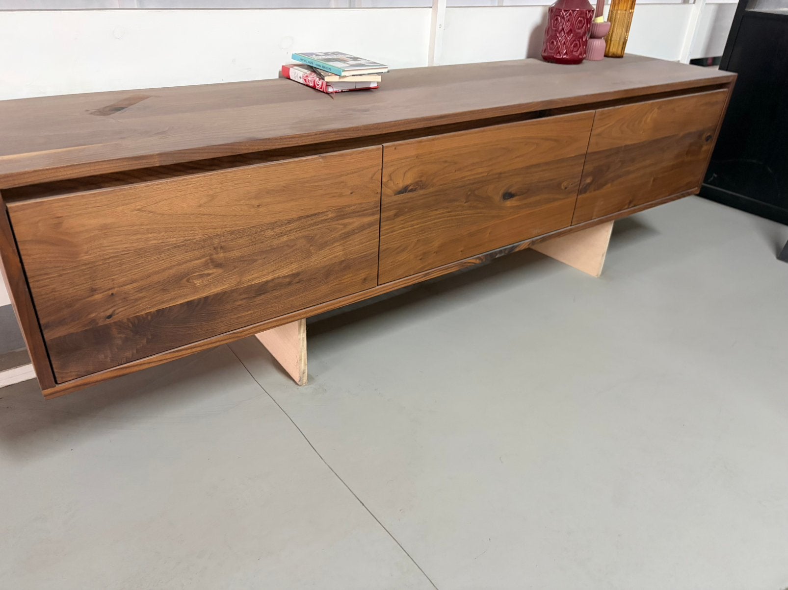 Notenhout tv meubel , zwevende tv meubel, Ophalen of Verzenden, Zo goed als nieuw, 25 tot 50 cm