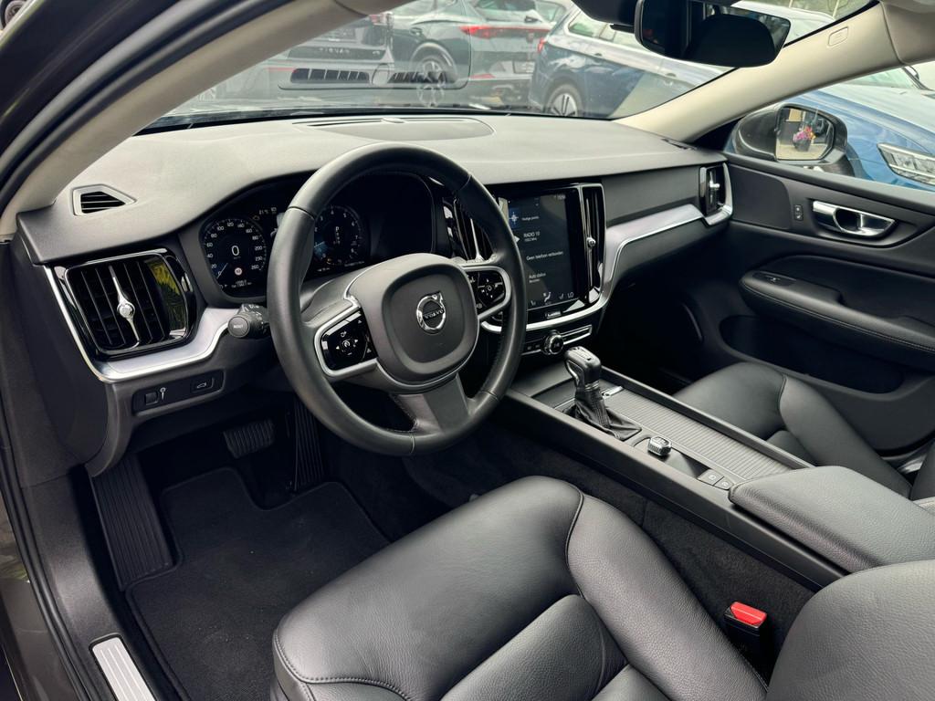 Volvo V60 2.0 T5 Momentum virtual cockpit, leer, navi, 15 km/l, 4 cilinders, 93 €/maand, Lease