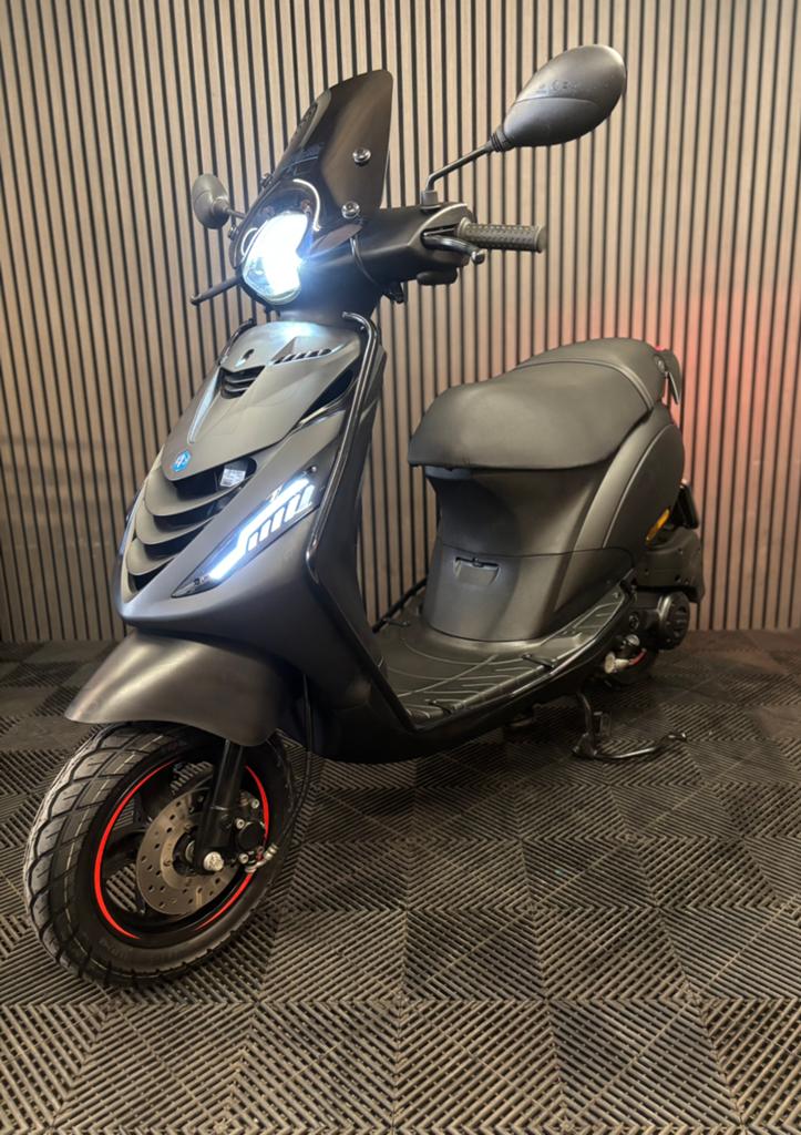 PIAGGIO ZIP 4T 3V BROM 2020 FULL OPTION MAT ZWART, Maximaal 45 km/u, Zip, Ophalen of Verzenden, Zo goed als nieuw