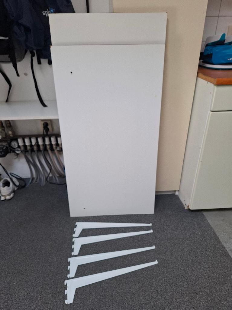 2 witte meubelpanelen + 4 bijpassende plankdragers, Doe-het-zelf en Verbouw, Hout en Planken, Ophalen, Gebruikt, Minder dan 25 mm