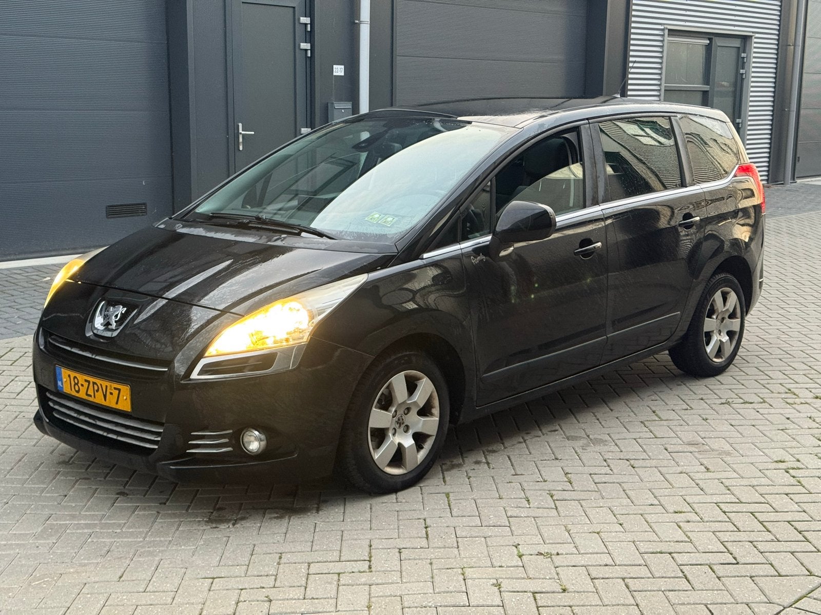 Peugeot 5008 1.6 THP 7Persoons 2013 Zwart, Voorwielaandrijving, Zwart, Bedrijf, Handgeschakeld