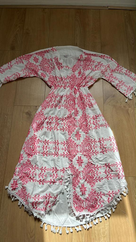 Ibiza witte jurk met roze borduursels, Maat 38/40 (M), Wit, Ophalen of Verzenden, Zo goed als nieuw