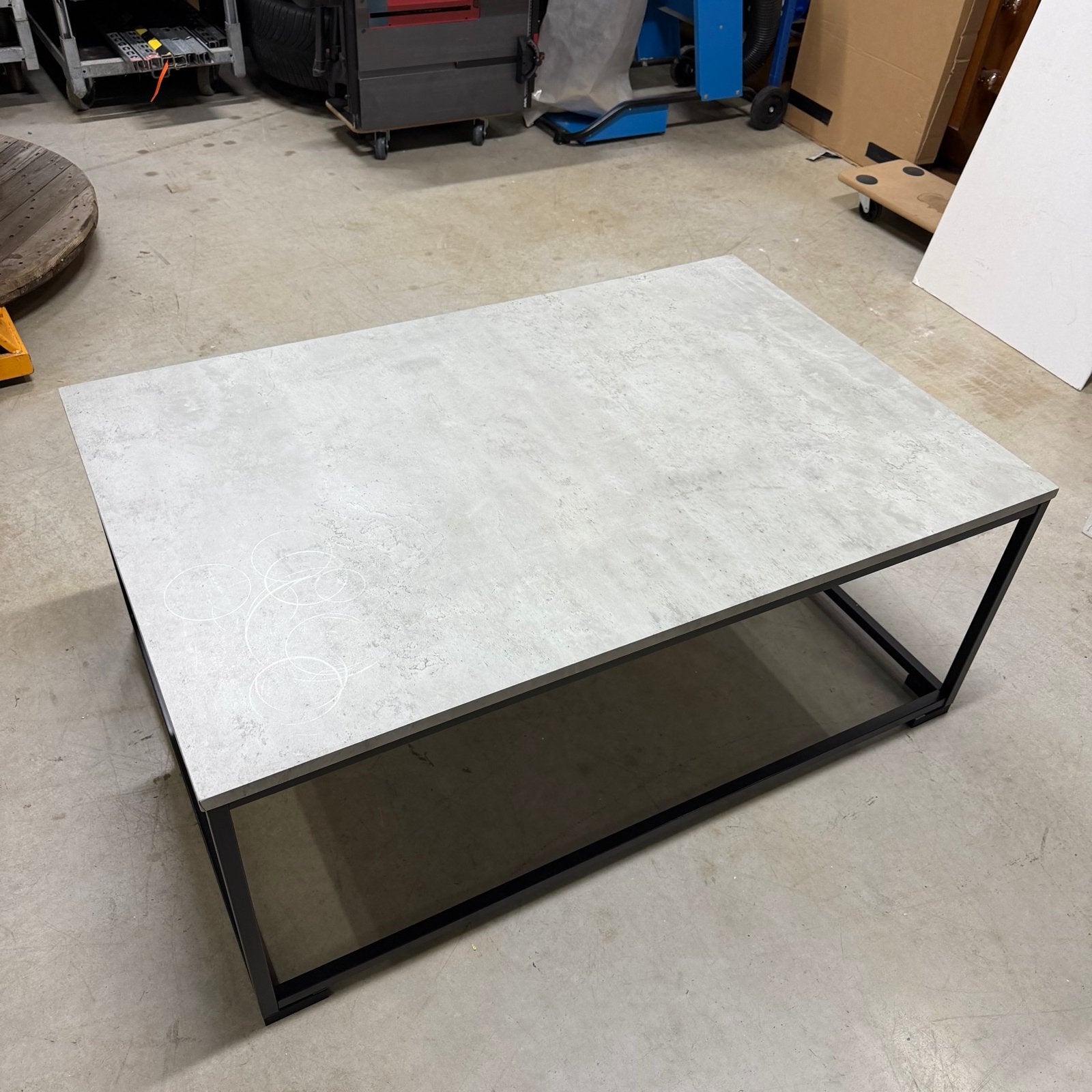 Moderne salontafel met betonnen look en metalen frame, Huis en Inrichting, Tafels | Salontafels, Gebruikt, 100 tot 150 cm, Metaal