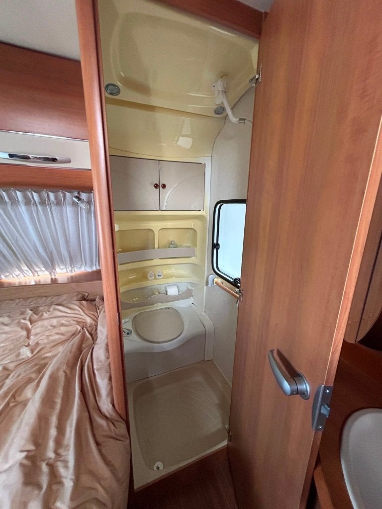 Foto 15 van Hobby 560 UFE, compleet met inventaris en voortent