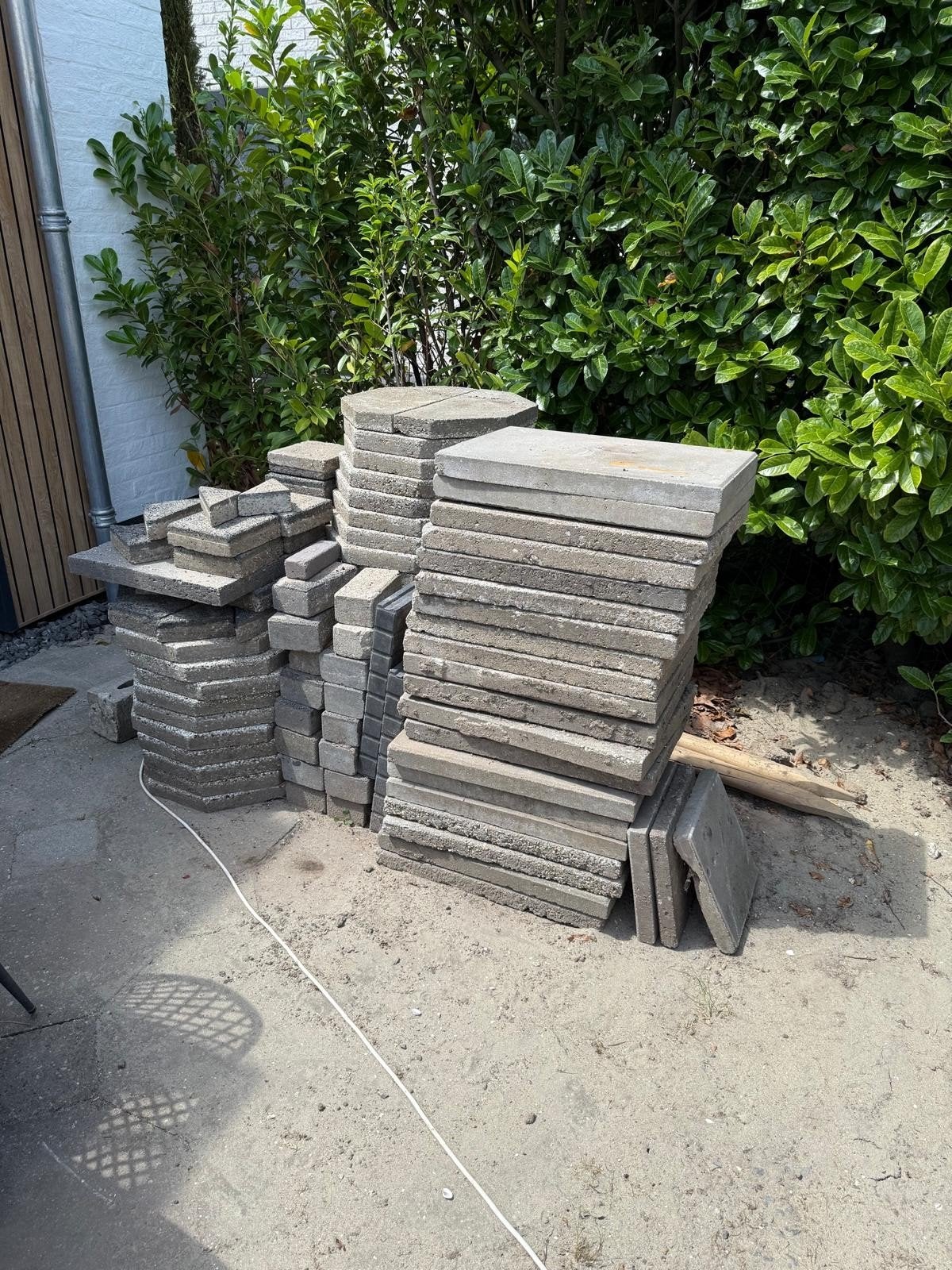 Gratis af te halen: Diverse gebruikte tegels voor terras/pad, Ophalen