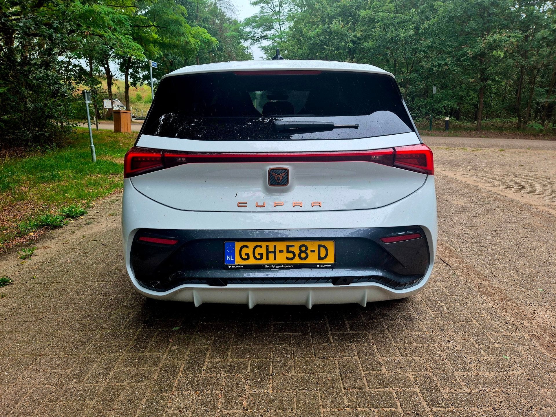 Cupra Born Essential 63 kWh facelft btw, Automaat, Dealer onderhouden, Gebruikt, Zwart