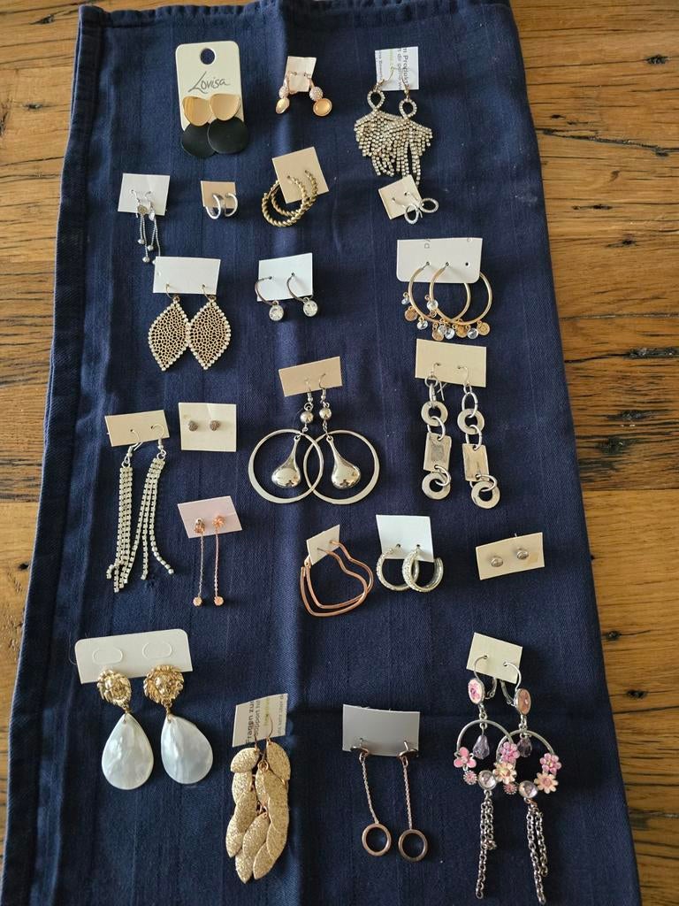 Te koop 20 stuks verschillende oorbellen., Ophalen of Verzenden, Zo goed als nieuw