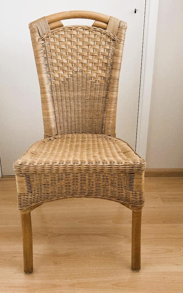 Bruin stoel riet met gevlochten rugleuning en houten poten, Ophalen, Zo goed als nieuw, Rotan