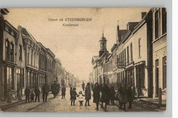 Groet uit Steenbergen Kaaistraat veel volk, Ophalen of Verzenden, Voor 1920, Gelopen, Noord-Brabant