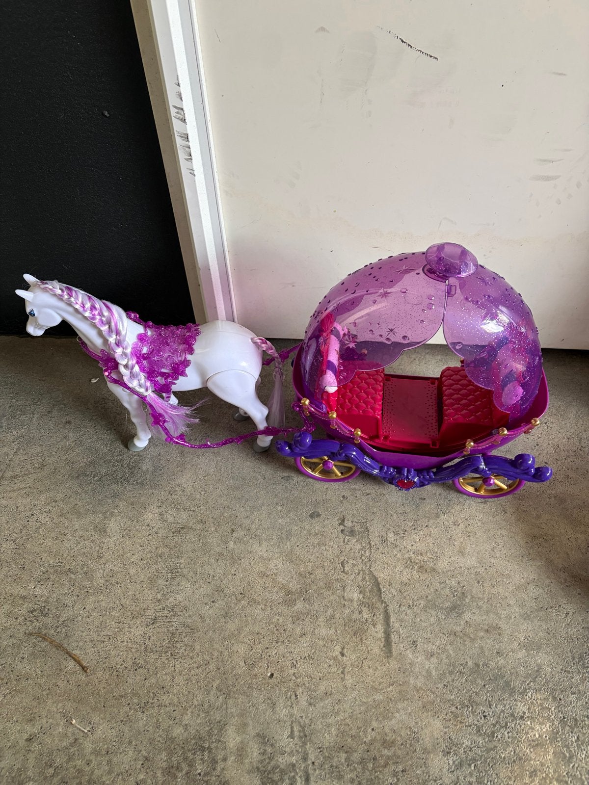 Barbie paard met koets - paarse details, Kinderen en Baby's, Speelgoed | Poppen, Ophalen of Verzenden, Gebruikt, Barbie