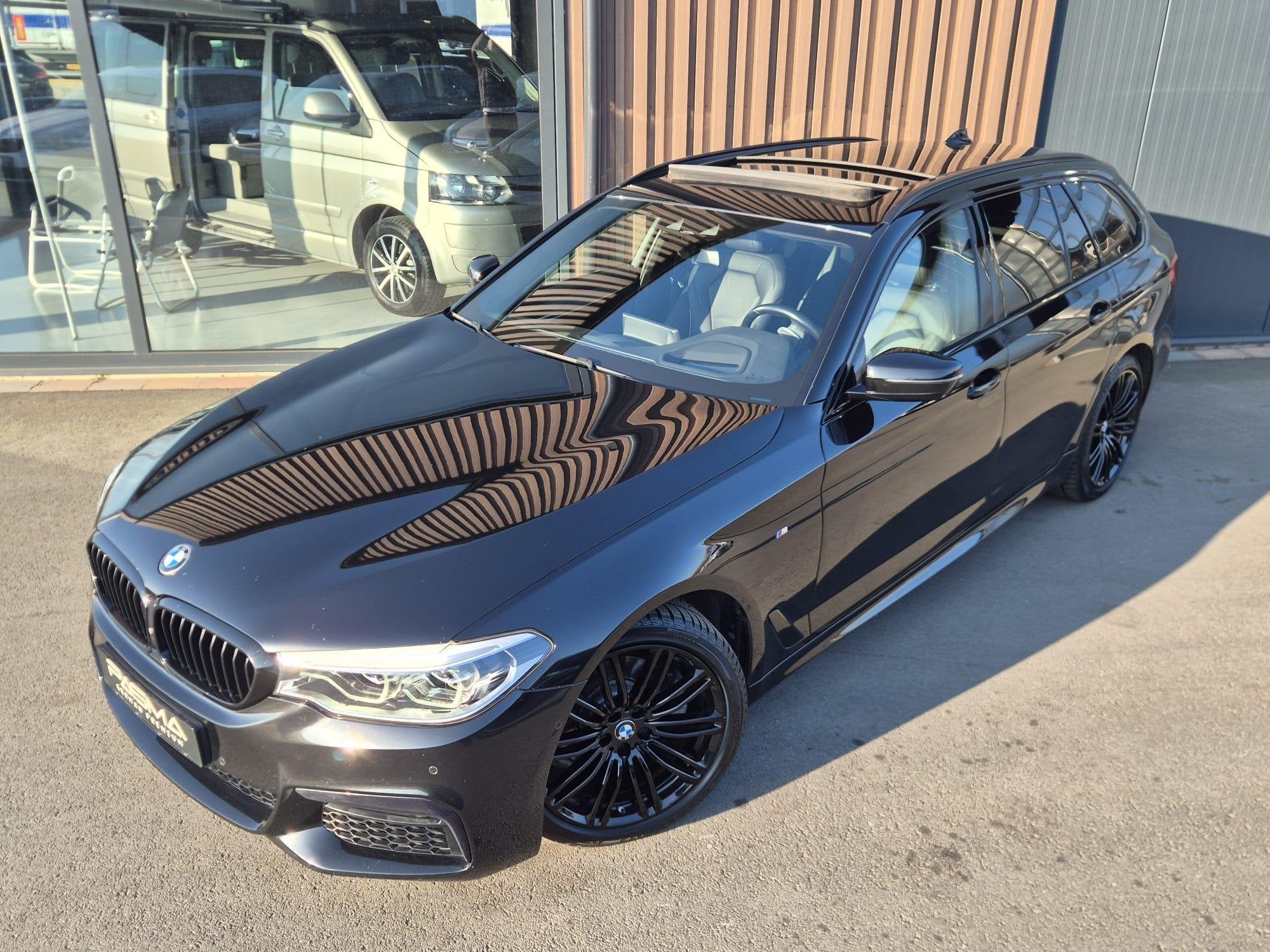 BMW 5-serie Touring 520d xDrive High Executive M-Sport | HUD, Automaat, Verwarmde buitenspiegels, 2000 kg, Zwart