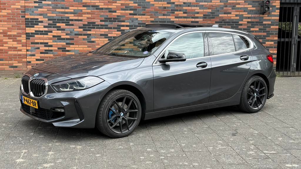 BMW 1-serie 118i M-Sport /PANO/NAVi, Stof, Bedrijf, 3 cilinders, 695 kg
