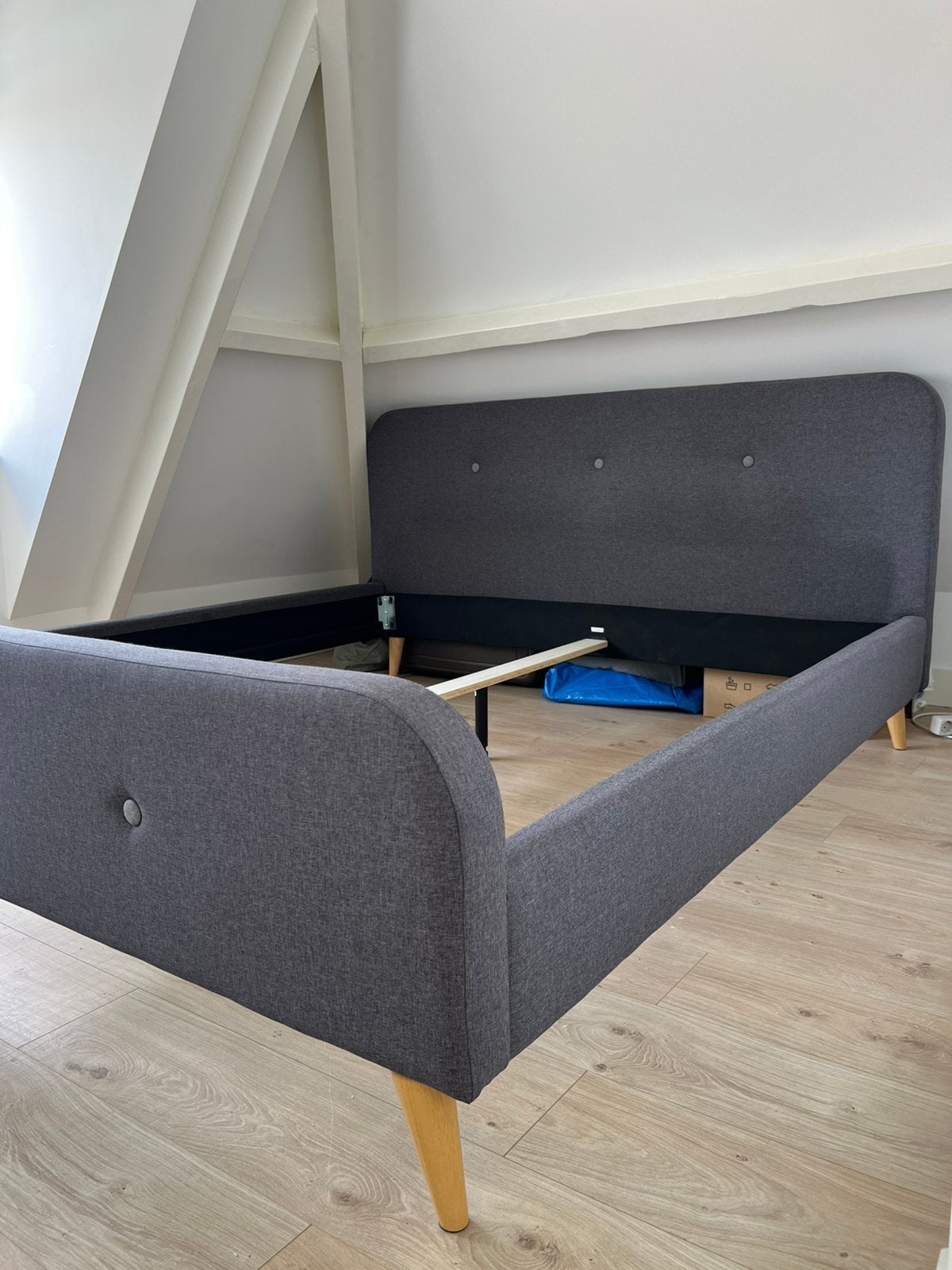 Bedframe kongsberg jysk 180x200 grijze stof, Ophalen, Gebruikt, Tweepersoons, 180 cm