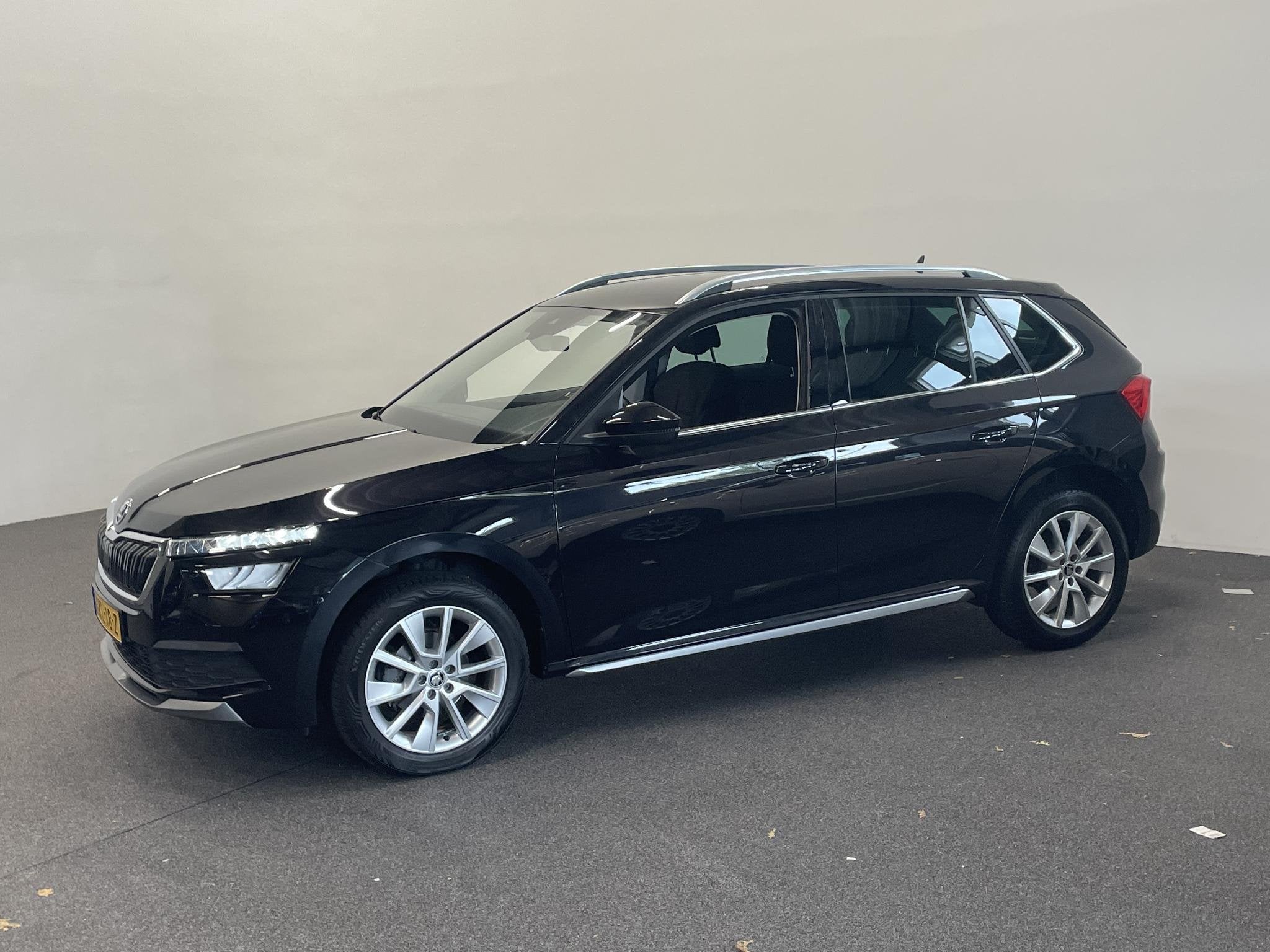 Skoda Kamiq 1.0 TSI 110pk DSG Style Apple Carplay/Android Au, Gebruikt, Zwart, 3 cilinders, Kamiq