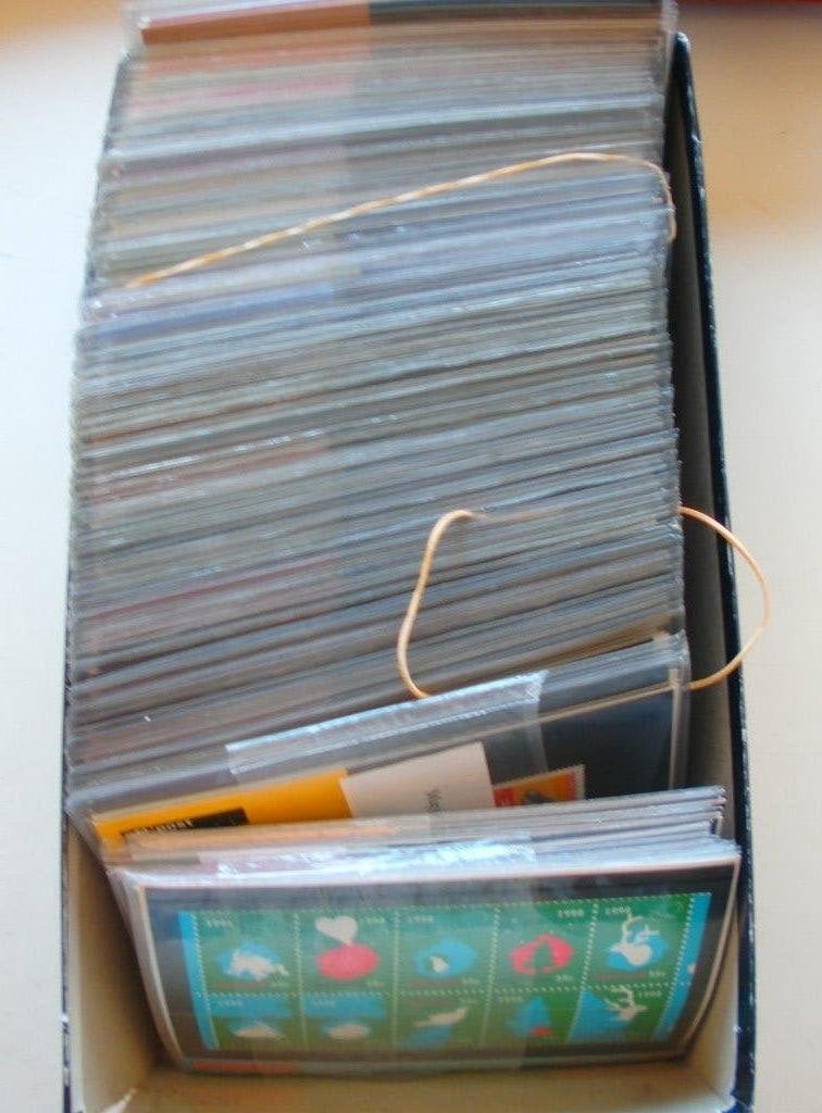 Doos vol Nederlandse Postzegelmapjes, Ophalen of Verzenden, Nederland