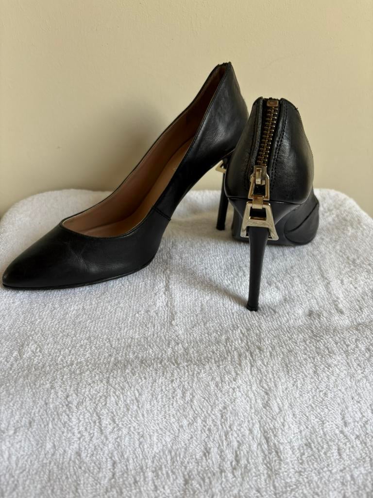Zeer sexy echte leren pumps met gouden gesp en rits, Kleding | Dames, Schoenen, Ophalen of Verzenden, Zo goed als nieuw, Zwart