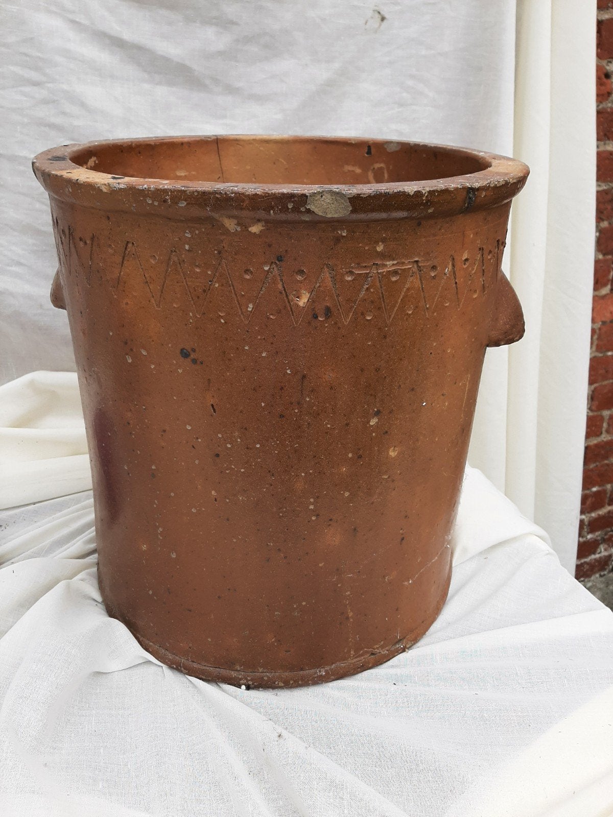 grote oude aardewerk pot, Ophalen