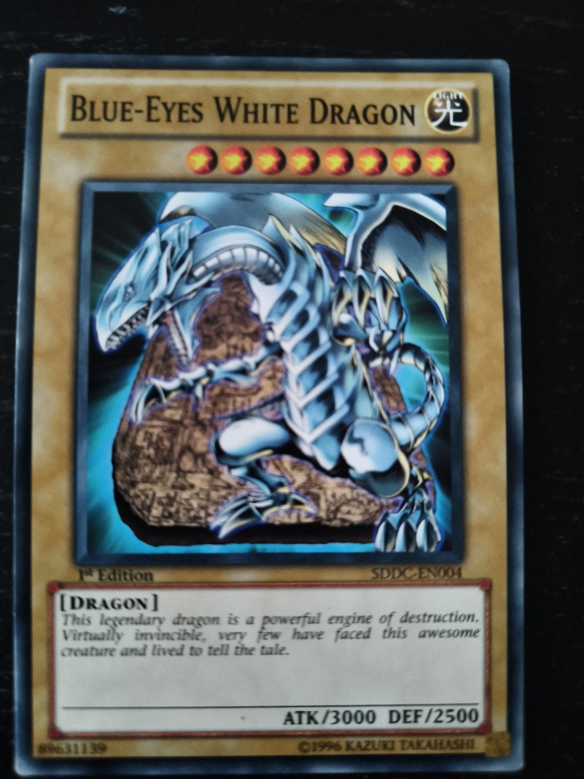 Blue-Eyes White Dragon SDDC-EN004 1st Edition (geen holofoil, Hobby en Vrije tijd, Verzamelkaartspellen | Yu-gi-Oh!, Ophalen of Verzenden