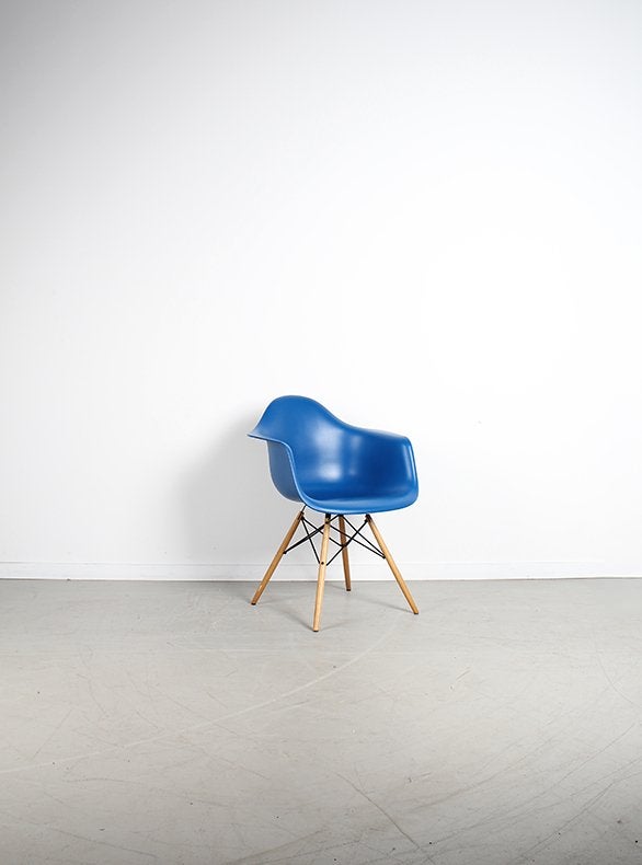 8x Vitra Eames DAW Stoel Blauw Esdoorn Onderstel