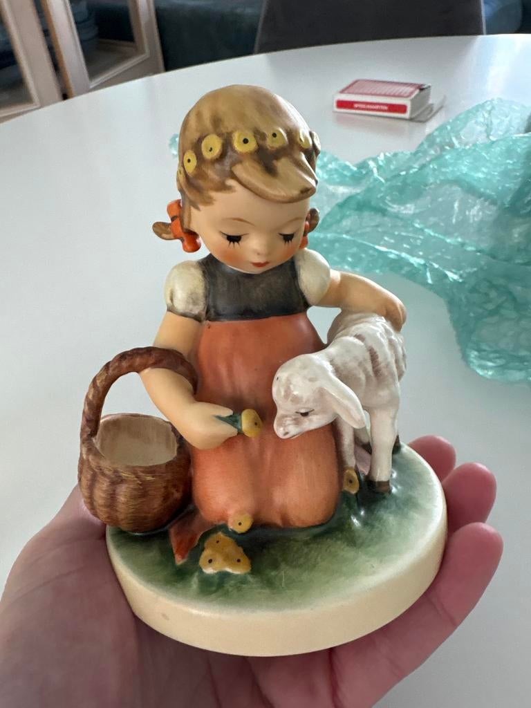 Hummel meisje met mand en lammetje, Ophalen of Verzenden, Nieuw, Hummel