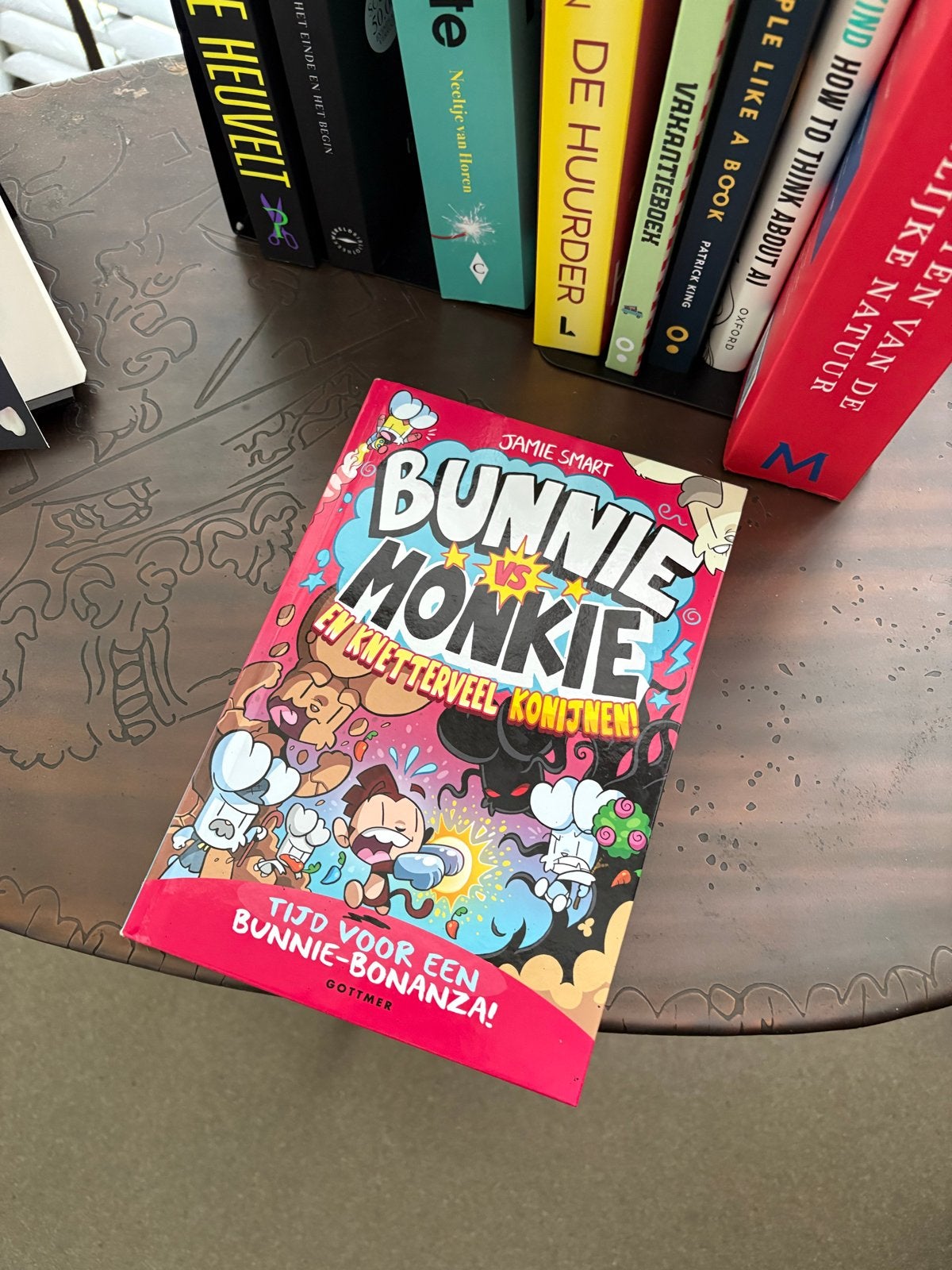 Bunnie vs Monkie en een Knetterveel Konijnen, Ophalen of Verzenden, Zo goed als nieuw, Fictie