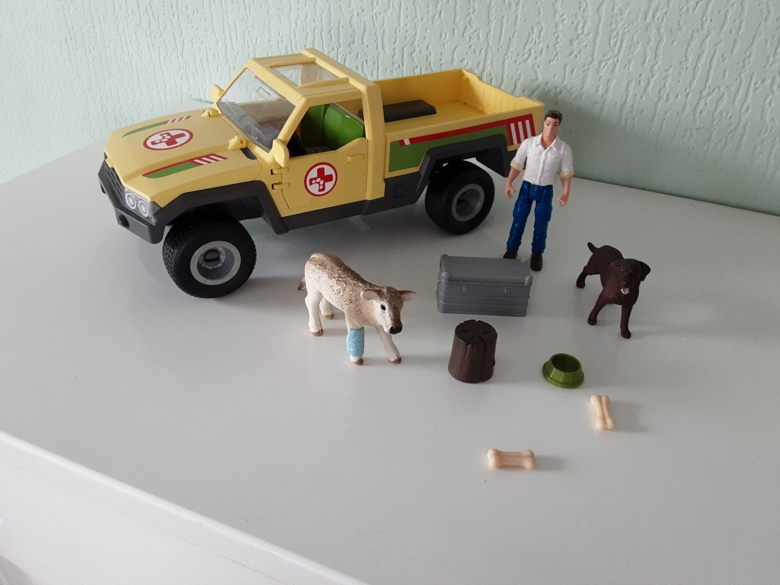 schleich dierenarts ,auto en 2 dieren, Ophalen of Verzenden, Zo goed als nieuw, Beeldje of Figuurtje