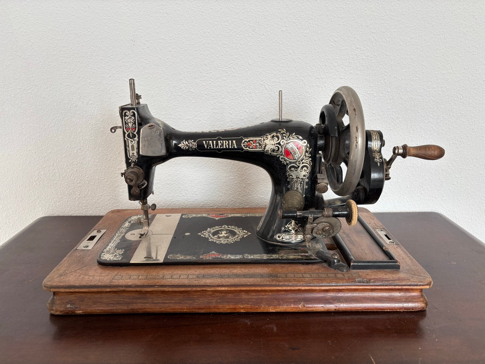 Antieke Valeria naaimachine op houten onderstel, Ophalen of Verzenden