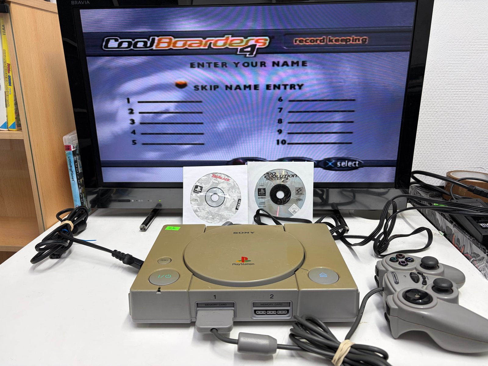 Goed werkende PlayStation 1 - Verkleurd, inclusief games, Spelcomputers en Games, Spelcomputers | Sony PlayStation 1, Geen, Ophalen of Verzenden