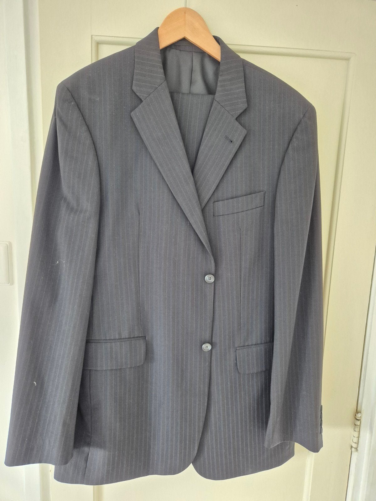 Donkerblauw pak met krijtstreep maat 106. Voor lange mannen., Kleding | Heren, Ophalen of Verzenden, Zo goed als nieuw, Maat 52/54 (L)