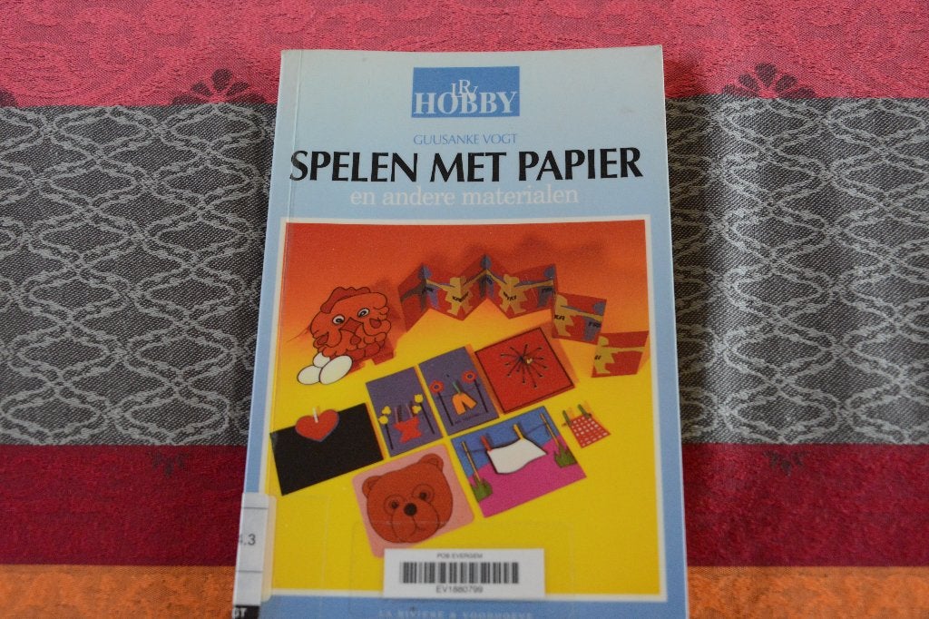 Spelen met papier en andere materialen. Guusanke Vogt., Ophalen of Verzenden, Zo goed als nieuw, Scrapbooking en Knutselen, Geschikt voor kinderen