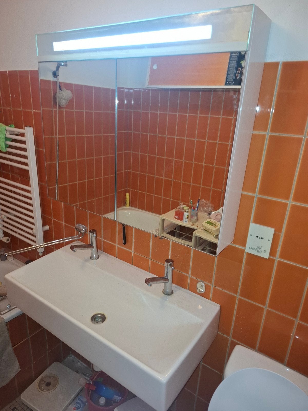 Wastafel met 2 kranen, beiden warm en koud. Wit., Ophalen, Gebruikt, 50 tot 100 cm, Minder dan 100 cm