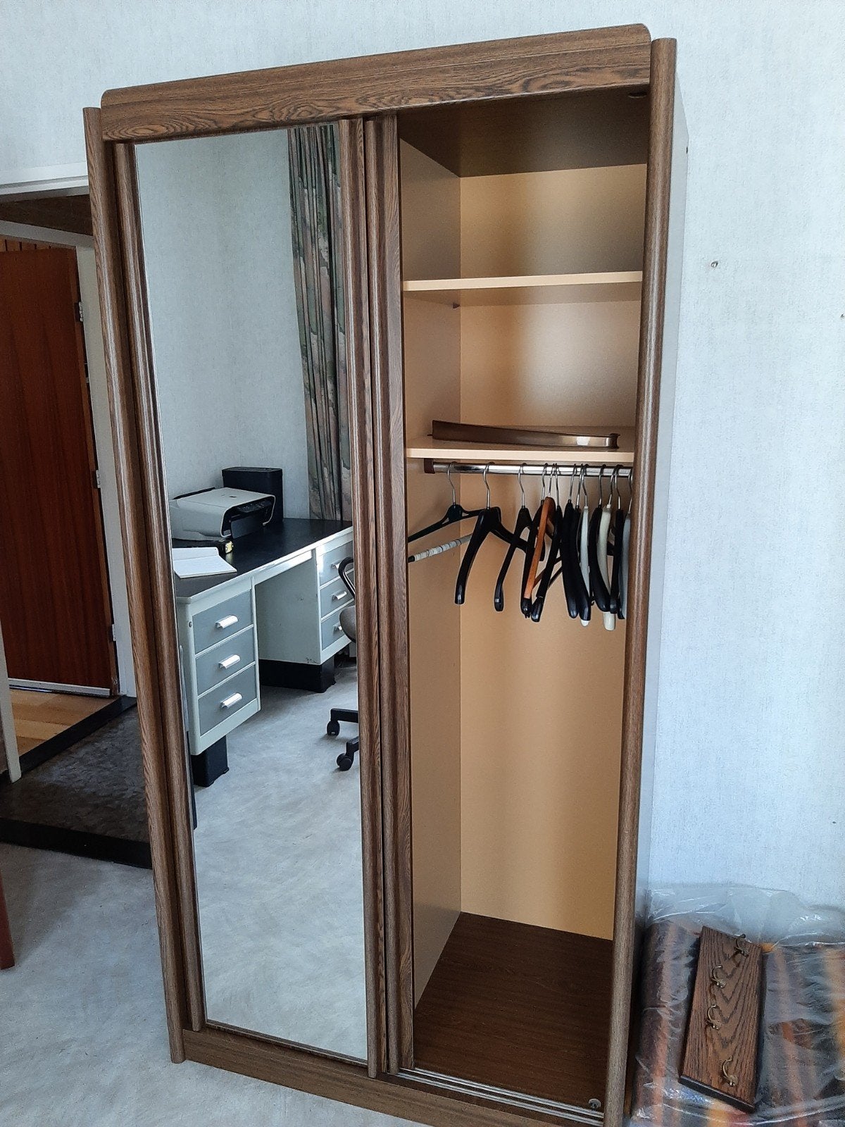 Houten Linnenkast met Spiegel en Schuifdeuren, Huis en Inrichting, Ophalen, Met deur(en), Gebruikt, 100 tot 150 cm