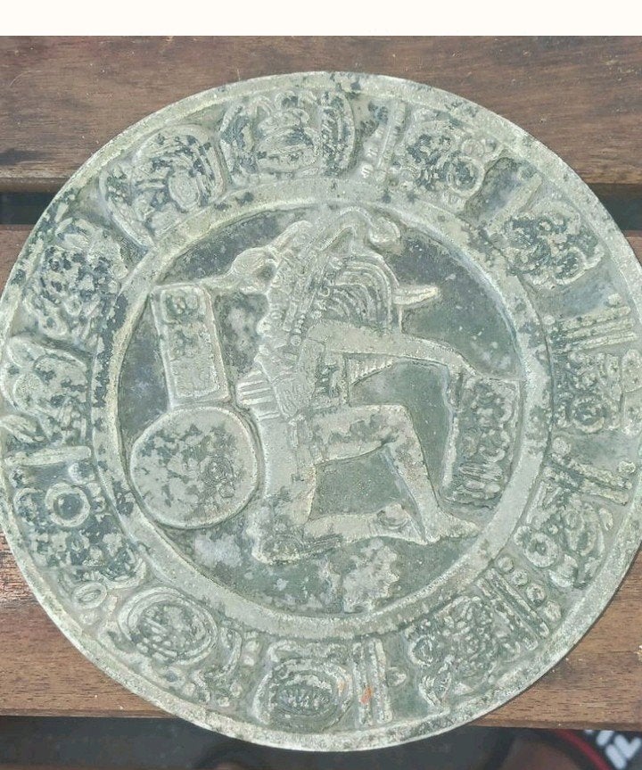 Oude decoratieve metalen plaat met reliëf, Ophalen of Verzenden