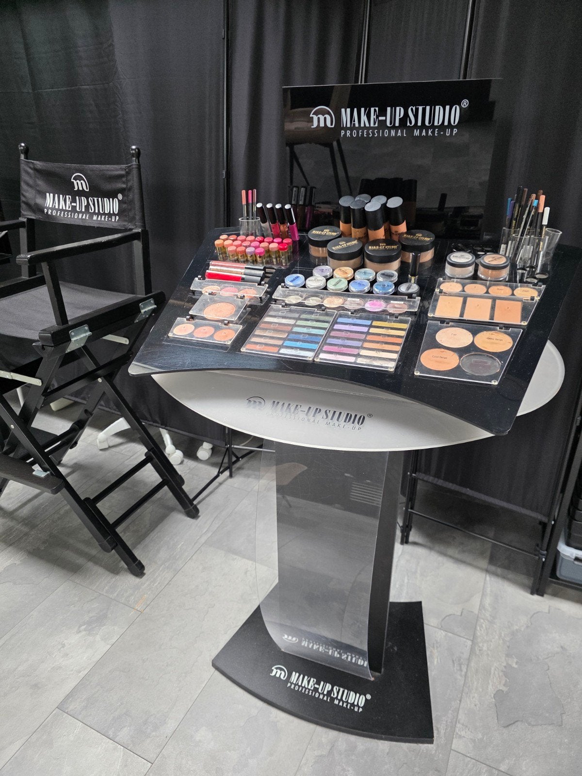 Make-up Studio Display met testermateriaal, Sieraden, Tassen en Uiterlijk, Uiterlijk | Cosmetica en Make-up, Ophalen, Gehele gezicht