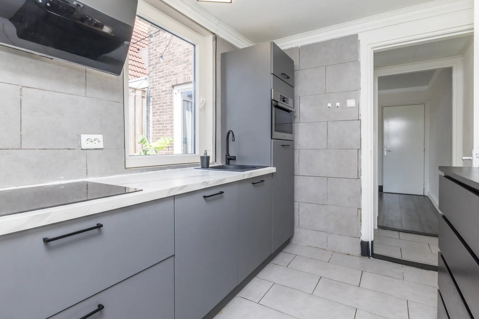 Keuken met vaatwasser, combi-oven, kookplaat, afzuigkap, Huis en Inrichting, Keuken | Complete keukens, Ophalen, Enkelwandige keuken