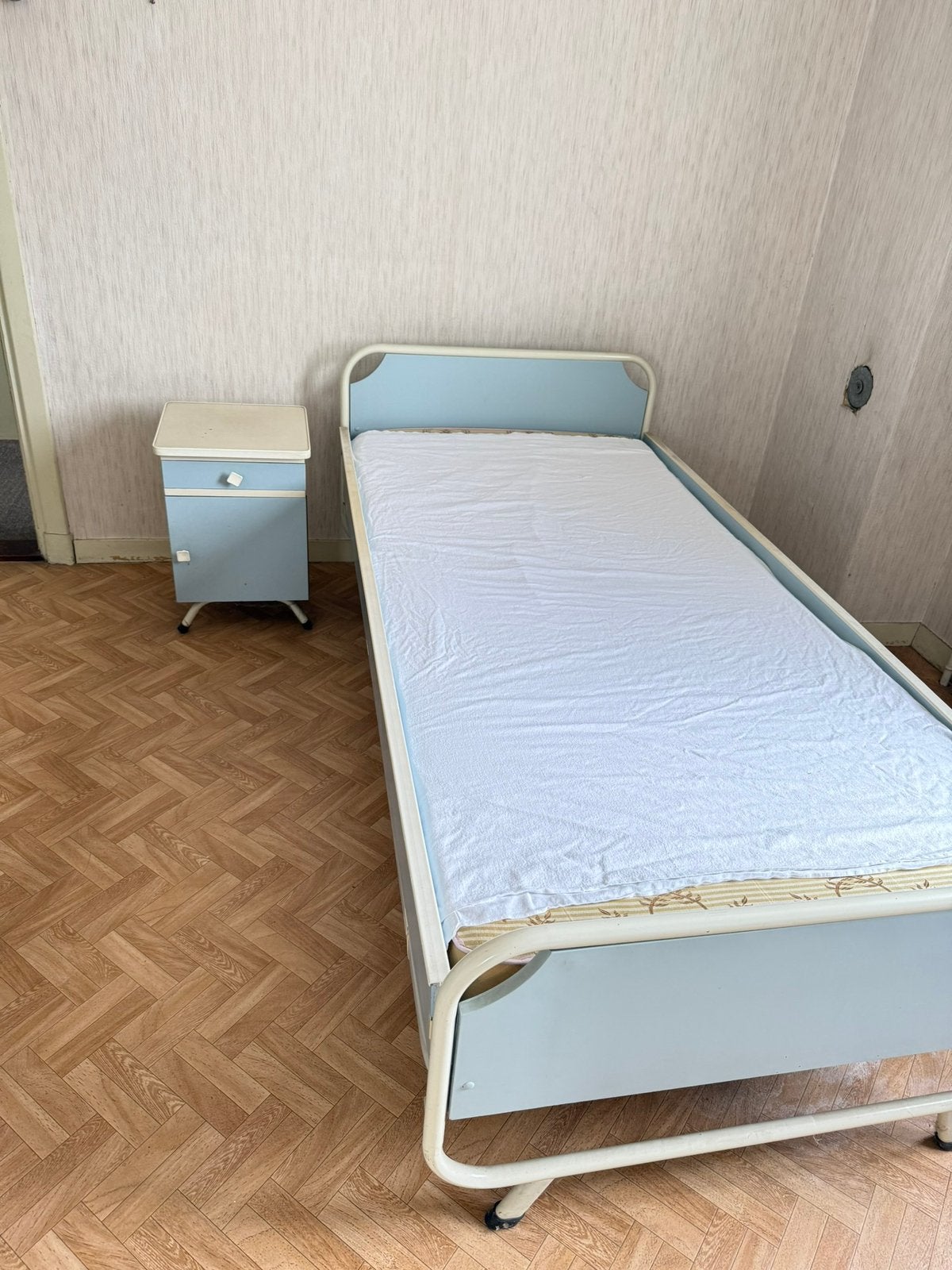 Set van 2 vintage metalen bedden jaren 50/60 + nachtkastje, Ophalen, 90 cm, Eenpersoons, Zo goed als nieuw