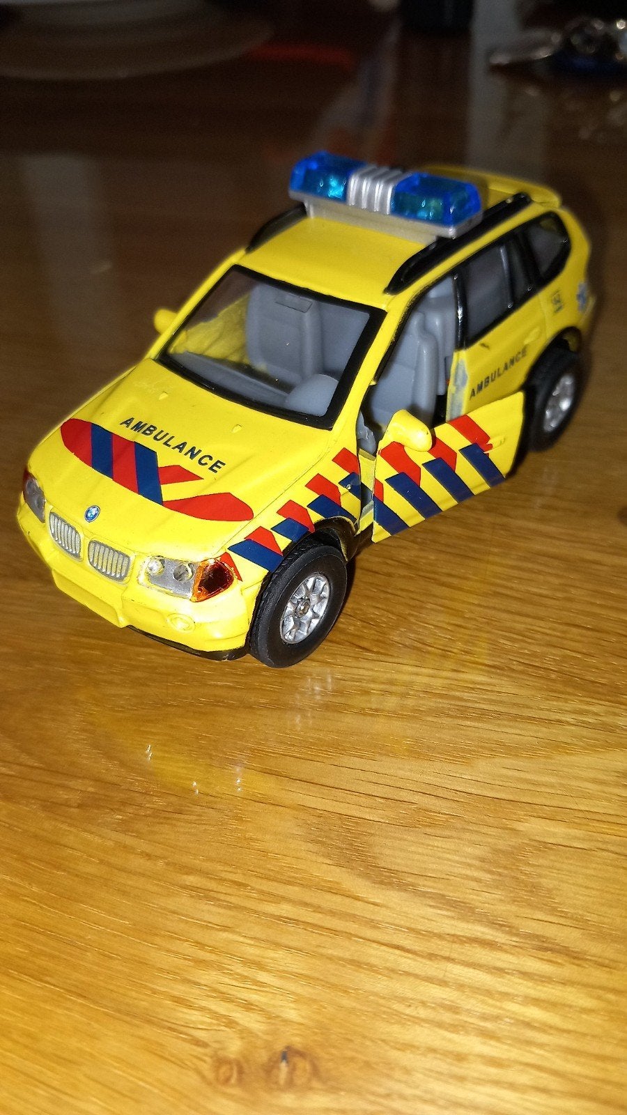 BMW X3 Ambulance Speelgoedauto met Licht en Geluid, Ophalen of Verzenden, Gebruikt