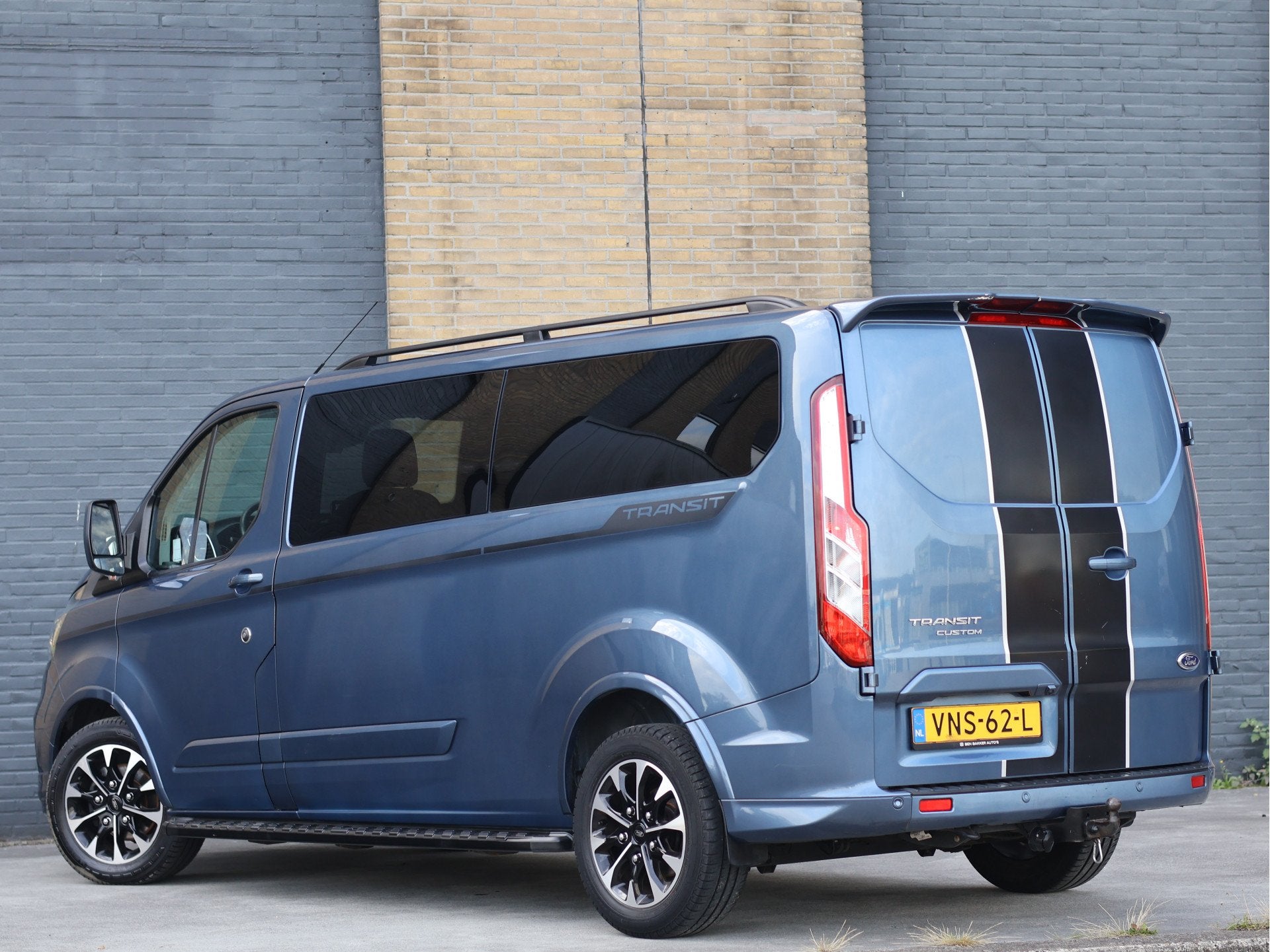Ford Transit Custom 320 2.0 TDCI L2H1 Sport Automaat | Carpl, Bi-Xenon koplampen, 4 cilinders, Blauw, Leder en Stof
