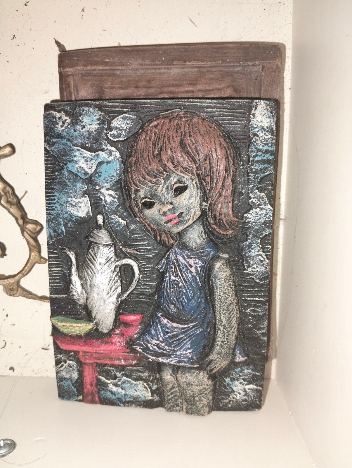 Vintage wanddecoratie: meisje met theepot, jaren '70, Antiek en Kunst, Gips, Ophalen of Verzenden, Wanddecoratie, 20 - 50 cm