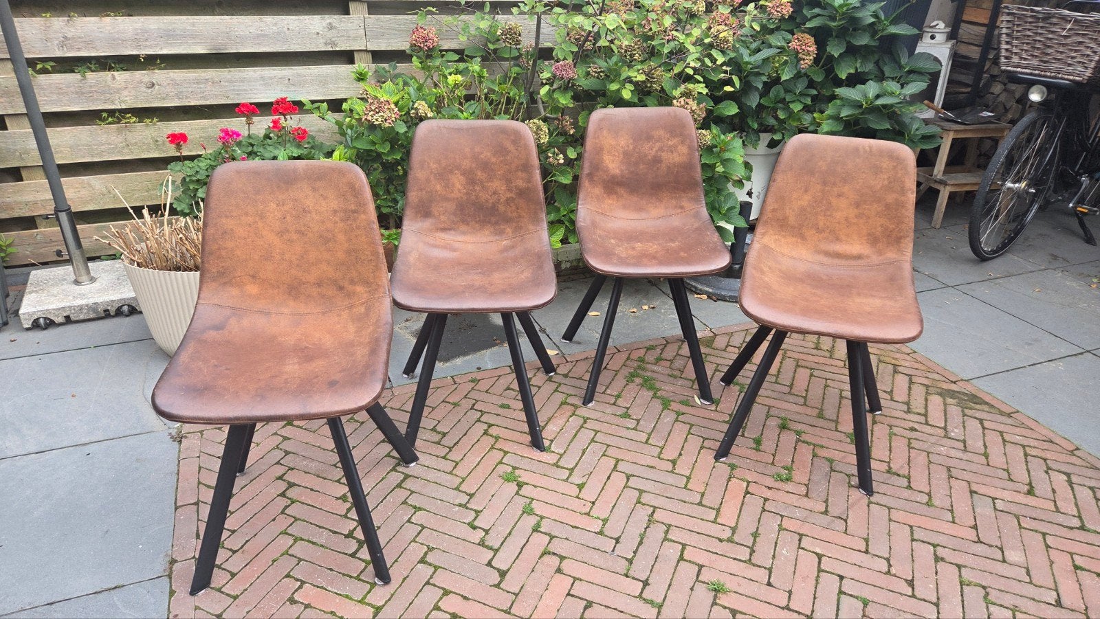 4 Cognac Suède eetkamerstoelen met zwarte stalen poten, Ophalen of Verzenden, Gebruikt, Overige kleuren, Vier