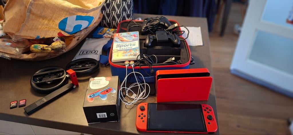 Nintendo Switch OLED Mario Edition + 4 spellen, Ophalen, Overige genres, Zo goed als nieuw, Eén computer