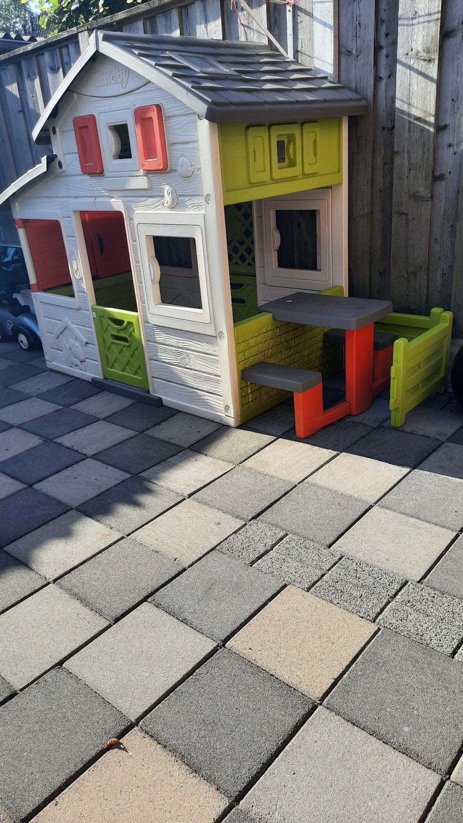 Smoby Speelhuisje met picknicktafel, Ophalen, Zo goed als nieuw, Kunststof